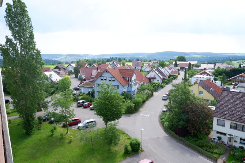 Schöne komplett möbilierte 1,5 Zi. Wohnung mit Aufzug, HMS, Einzelgarage in 75385 Sommerhardt